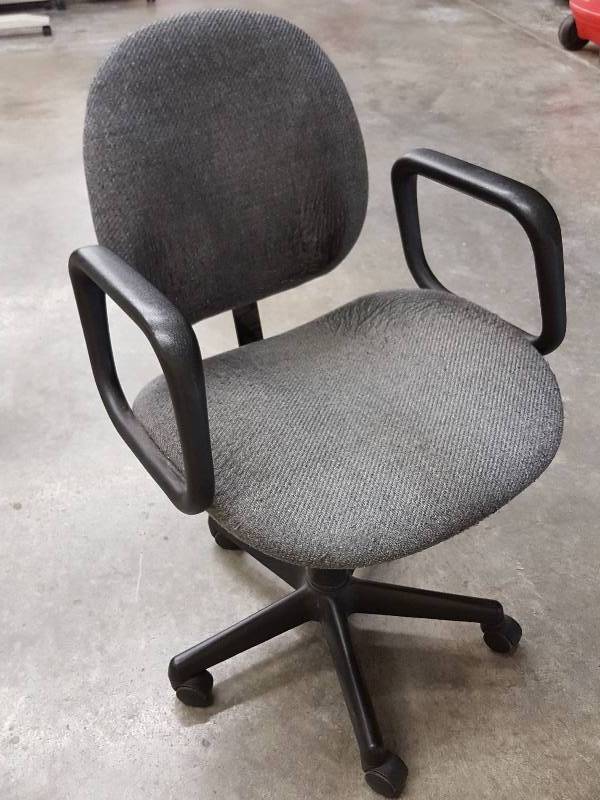 lot 8655 image: Hi quality standard office desk chair.  A little wear but no tear and complete with tilt, cruise and adjustable everything