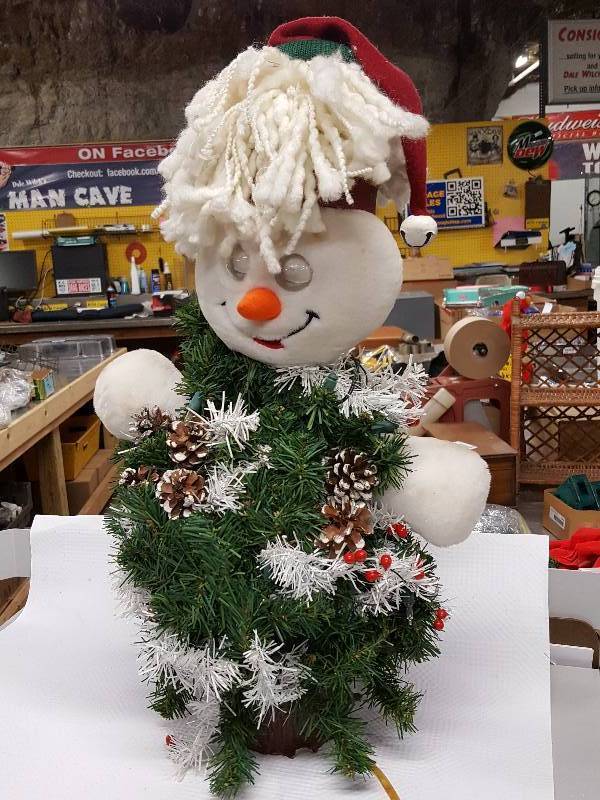 lot 8673 image: Christmas tree and pine cone snow man with a hat.