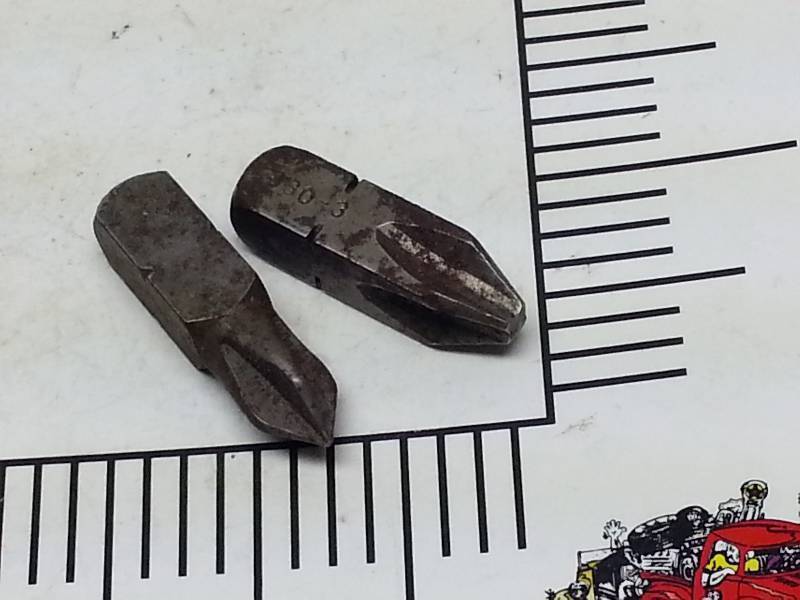 lot 8937 image: Pair, I believe these are new Phillips 2 different screw bits with the 38 square drive