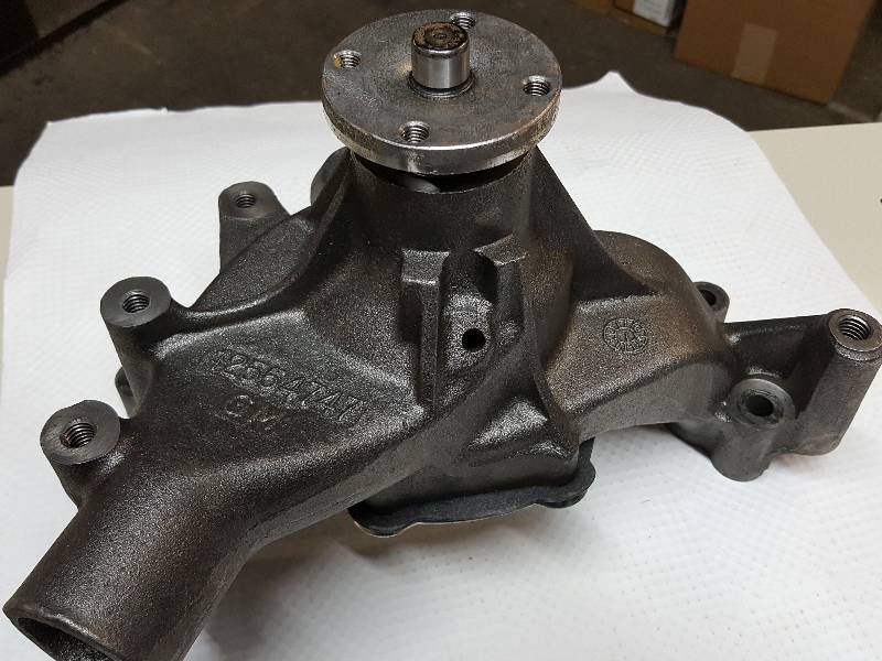 lot 8502 image: New factory OEM water pump off the ZZ502 High performance BB Chevy V8 crate engine.