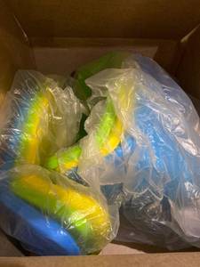 lot 33894 image: GREEN YELLOW AND BLUE STORAGE BINS WITH LIDS