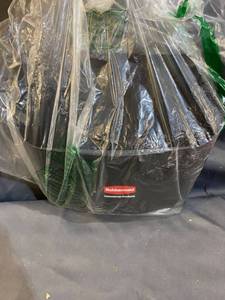 lot 33904 image: RUBBERMAID COMMERCIAL DUSTPAN WITH LONG HANDLE