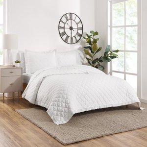 lot 547 image: Gap Home Washed Frayed Edge Organic Cotton Quilt, FullQueen, White