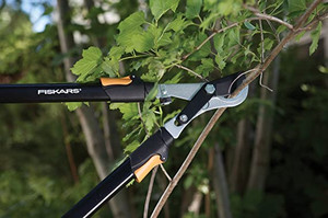 lot 3231 image: Fiskars Extendable Handle Lopper with Single Pivot
