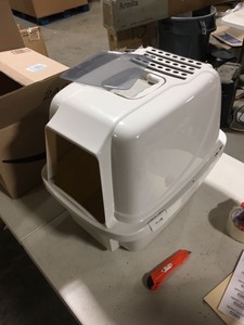 lot 6981 image: Door won��t hang see pic - Pet Carrier