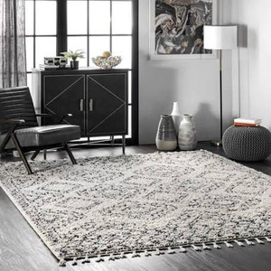 lot 7068 image: nuLOOM Vasiliki Moroccan Shag Rug, 5 3 x 7 7, Off-White - dusty from floor