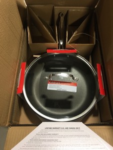 lot 7139 image: Cuisinart 12�� Skillet w Cover