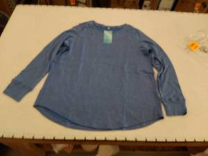 lot 35419 image: Hiyiyezi Womens Long Sleeve Shirt, Size L