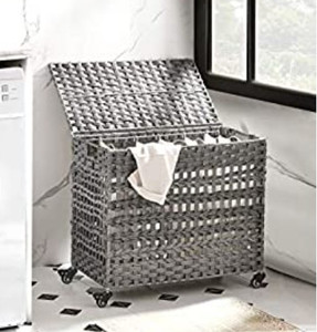 lot 49272 image: Songmics Handwoven Laundry Basket with Lid
