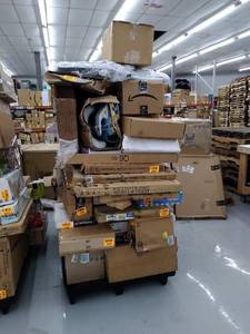 lot 51398 image: Pallet of miscellaneous items