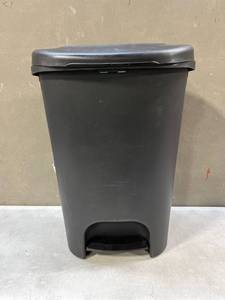 lot 28868 image: Rubbermaid 13 Gal Trash Can - Step to open function does not work