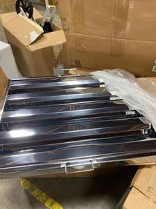 lot 73599 image: Vevor Brand Metal Vent 6 Qty 25 x 20 With Handles