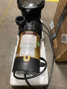 lot 73610 image: Extreme Power Swimming Pool and Spa Pump 115 V Model 75113