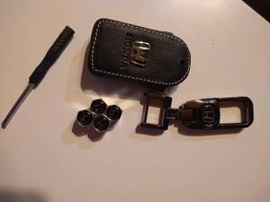 lot 4675 image: Black Honda key fob cover and key chain with set of Caps