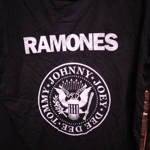 lot 9158 image: RAMONES T SHIRT SIZE L
