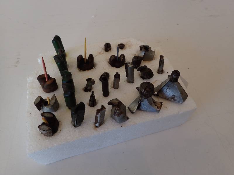 lot 2757 image: 28 Piece Router Bit Set