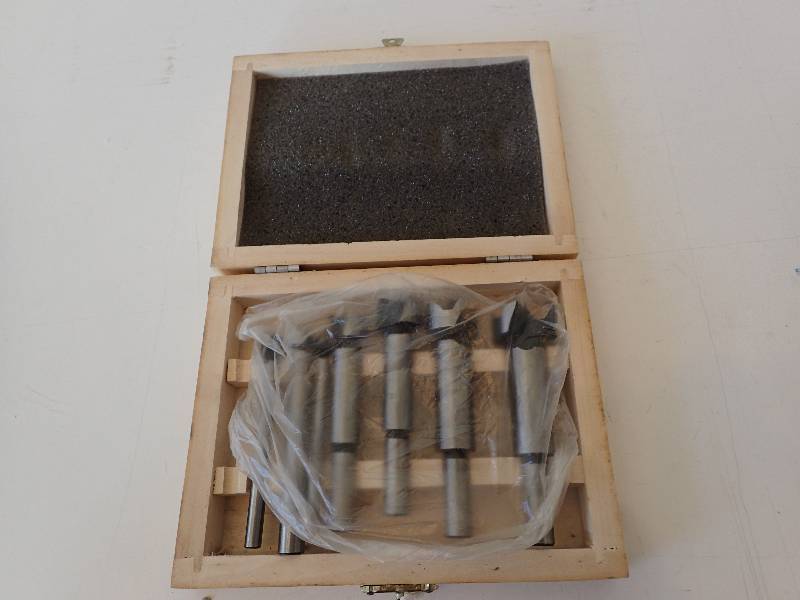 lot 2777 image: 7 Piece Forster Bit Router Set w Folding Wood Case