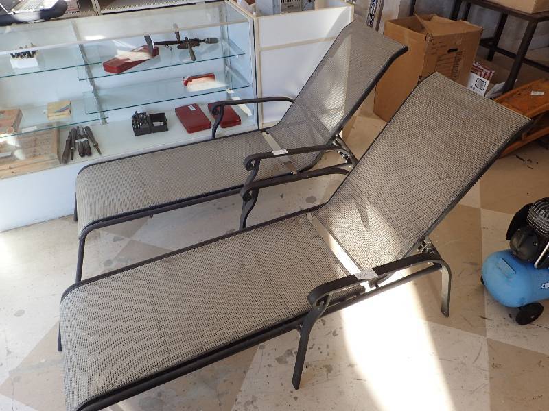 lot 2783 image: (2) Outdoor Pool Side Collapsible Lounge Chairs