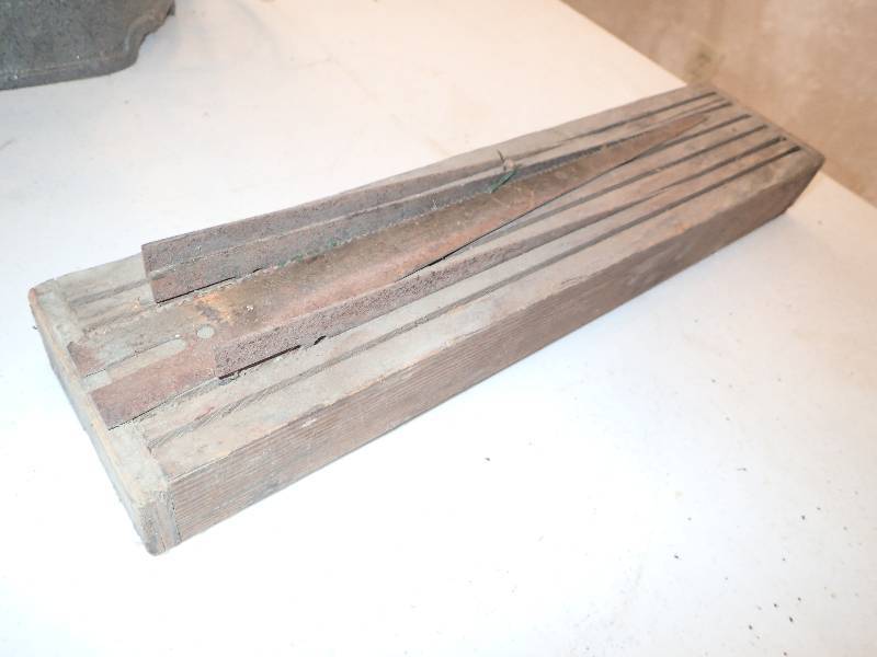 lot 2799 image: Wooden Case of Cutting Blades