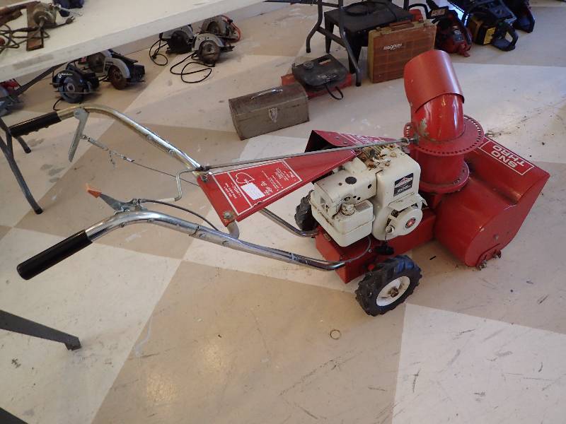 lot 2805 image: Parmi 5 hp 20 Gas Powered Sno Thro Blower