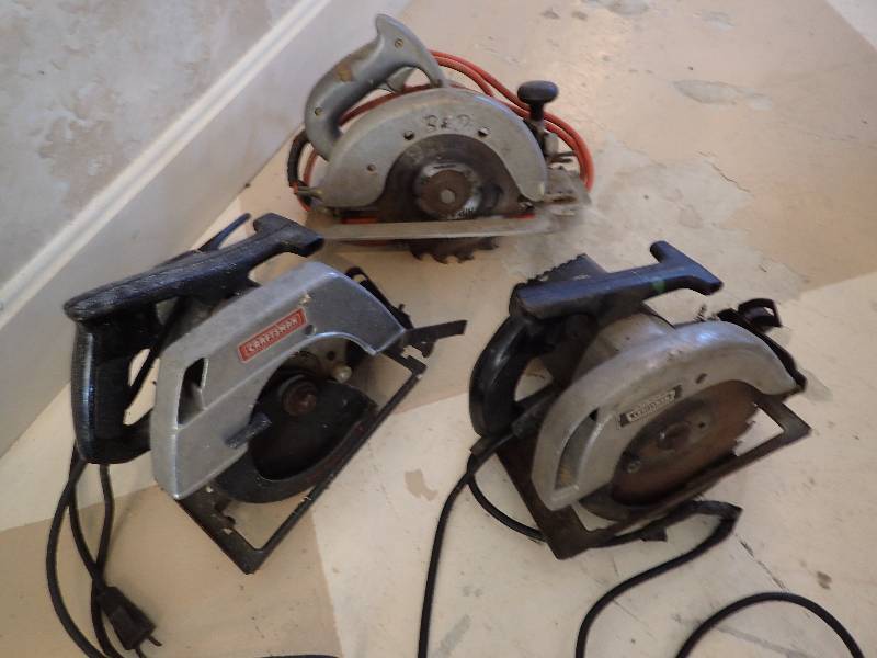 lot 2808 image: (3) Hand 7-12  Skill Saws