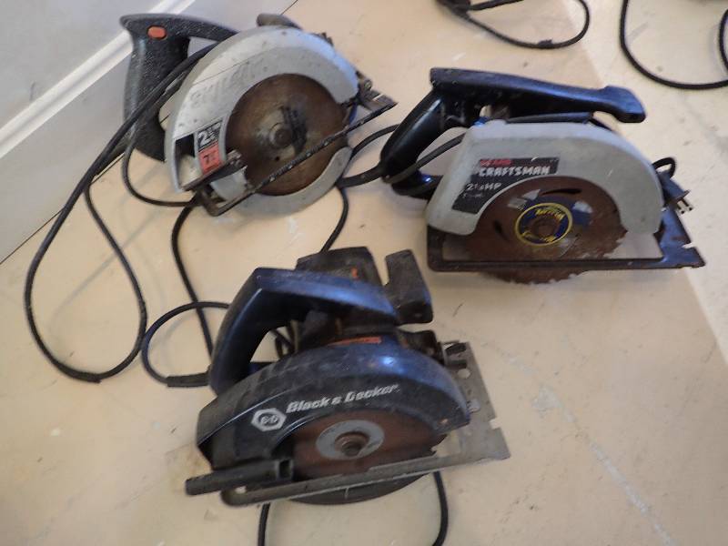 lot 2809 image: (3) Hand 7-12  Skill Saws