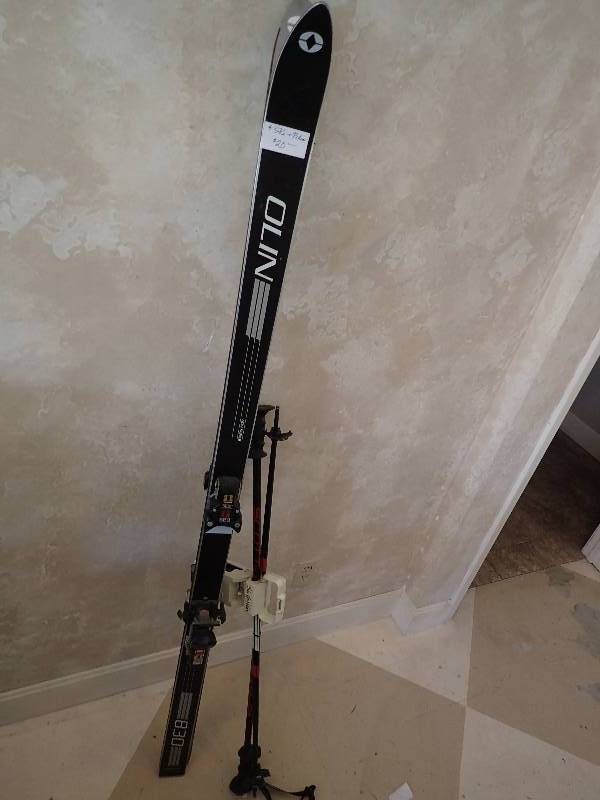 lot 2811 image: Olin 800 Series Skis w Grabbers