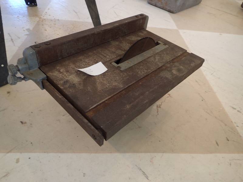 lot 2820 image: Dunlap Counter top Cutting Saw