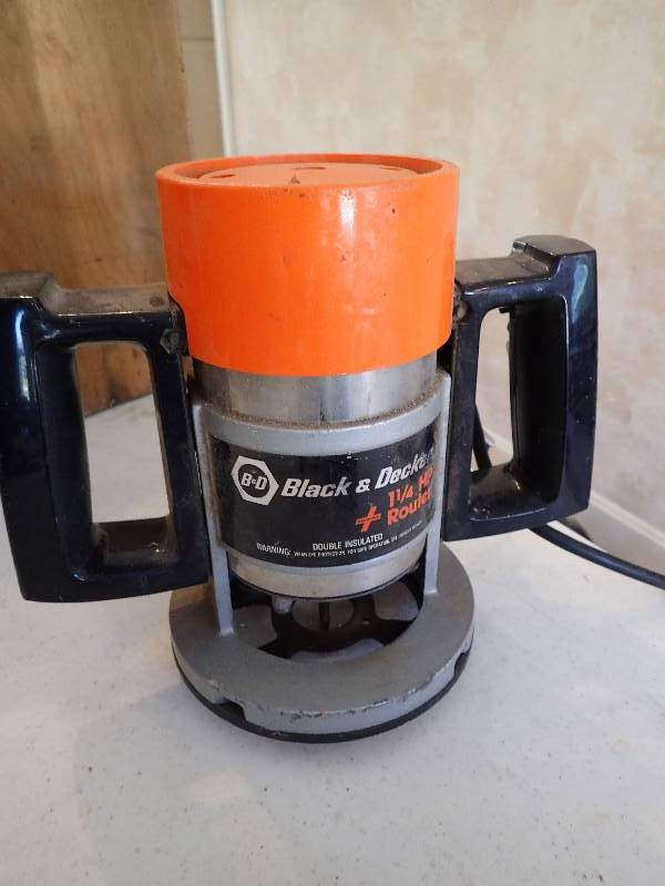 lot 2828 image: Black&Decker 1-14 hp Hand Held Router