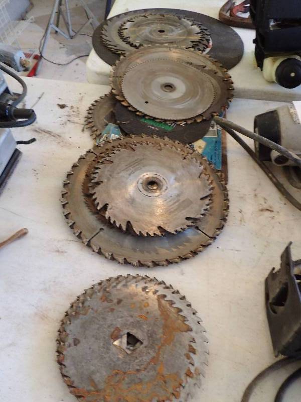 lot 2834 image: Large Lot of Various Size Cutting Blades