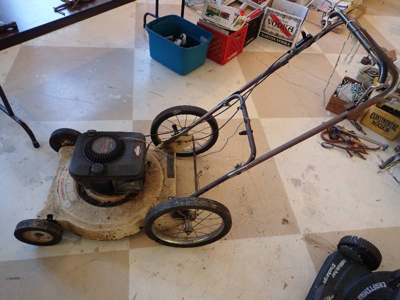 lot 2841 image: Quantum Gas Powered Push Mower