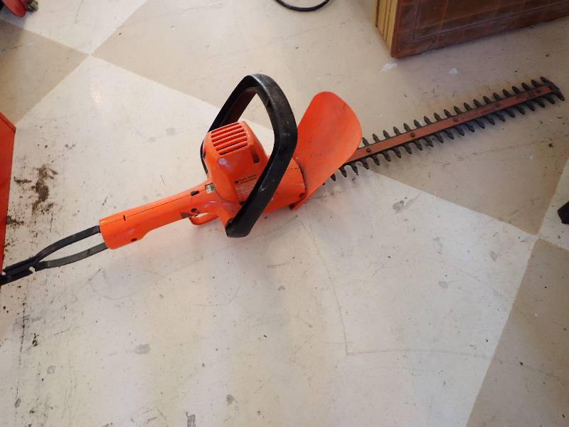 lot 2842 image: Black & Decker 18 Electric Hedge Trimmer