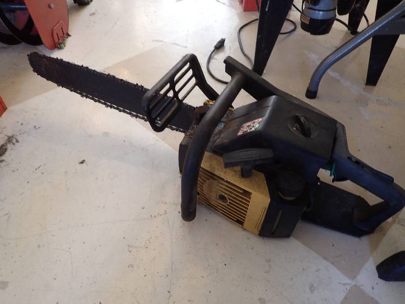 lot 2844 image: Gas Powered 16 Chain Saw