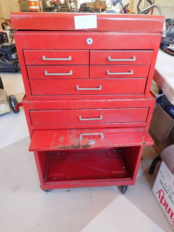 lot 2847 image: 6 Drawer 2 Piece Tool Chest on Casters