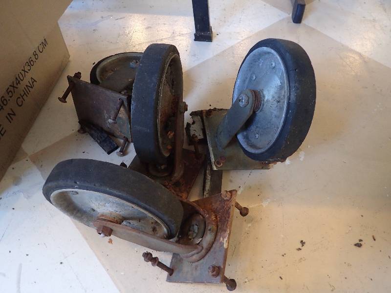 lot 2852 image: (4) Heavy Duty Equipment Casters