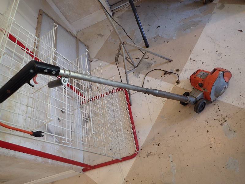 lot 2867 image: Black & Decker  Electric Deluxe Lawn Edger Trimmer