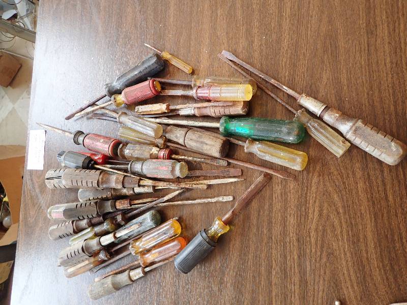 lot 1371 image: Large Lot Of Screw Drivers And Wood Chisels