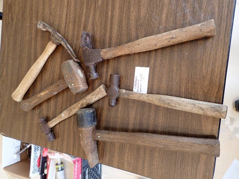 lot 1372 image: Lot Of Light Duty And Medium Duty Hammers