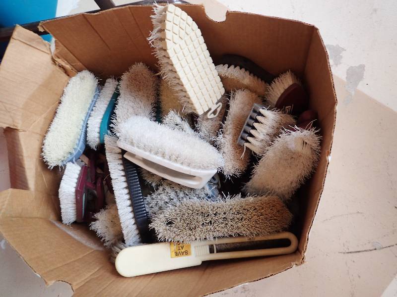 lot 1382 image: Lot Of Scrub Brushes