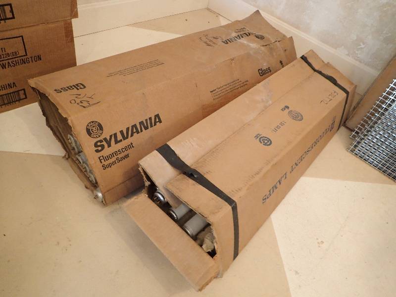 lot 1406 image: Lot Of Sylvania Florescent Lamps 2 Partial Cases