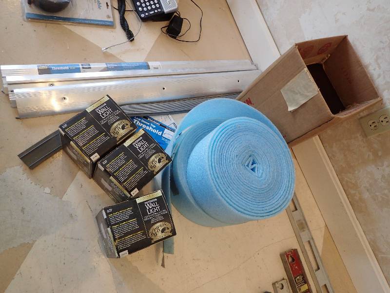 lot 1412 image: Large Lot Of Misc. Wall Lights With Foam Rolls And Threshold Trim