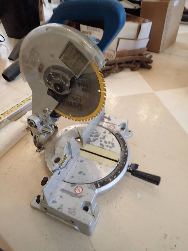 lot 1413 image: TE 10� Compound Mitersaw