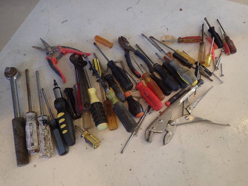 lot 1660 image: Assorted Lot Of Screw Drivers Ratchets And Pliers