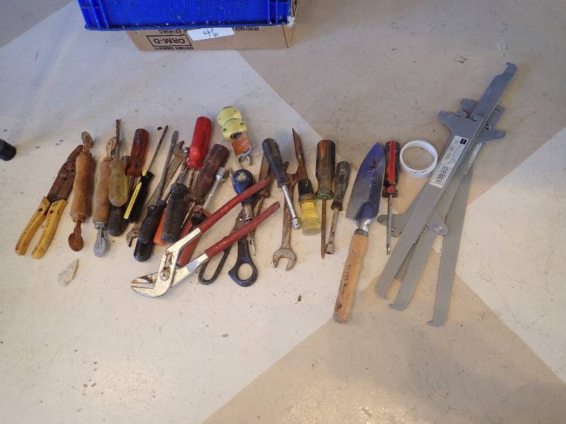 lot 1661 image: Assorted Lot Of Screw Drivers Ratchets And Pliers