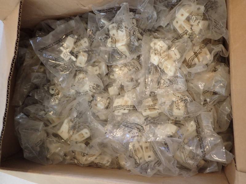 lot 1665 image: Large Lot Of Plastic Cabinet Brackets