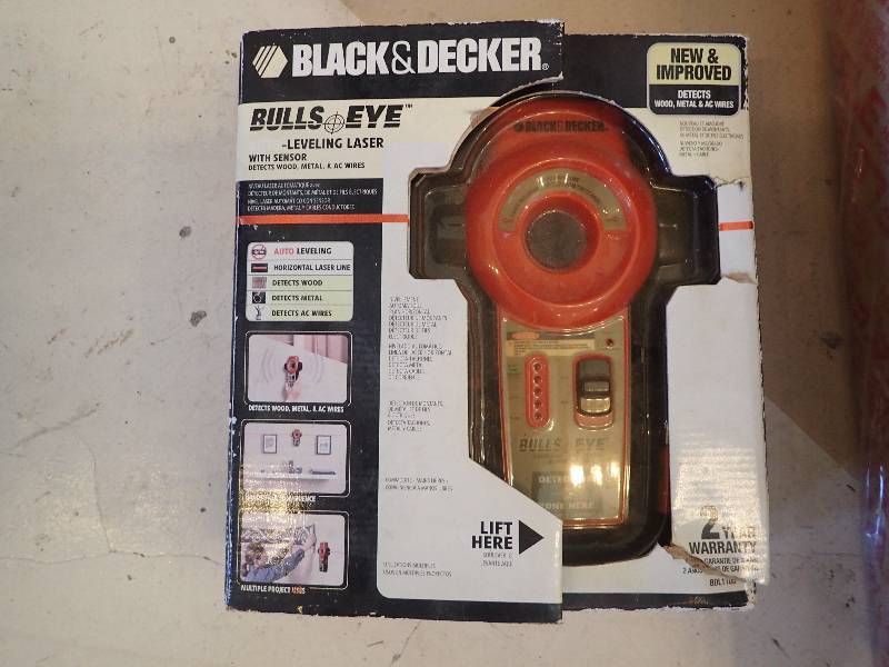 lot 1670 image: Black & Decker Bulls Eye Leveling Laser