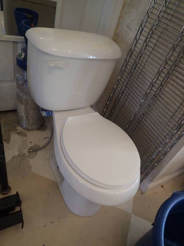 lot 1672 image: Aqua Source Porcelain Toilet