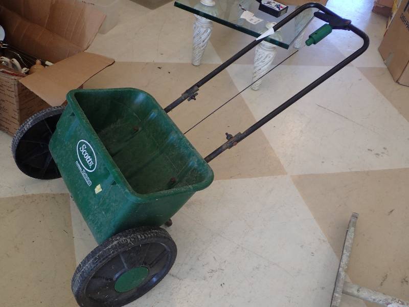 lot 1675 image: Scotts AACCU 2000 Green Lawn Seed Spreader