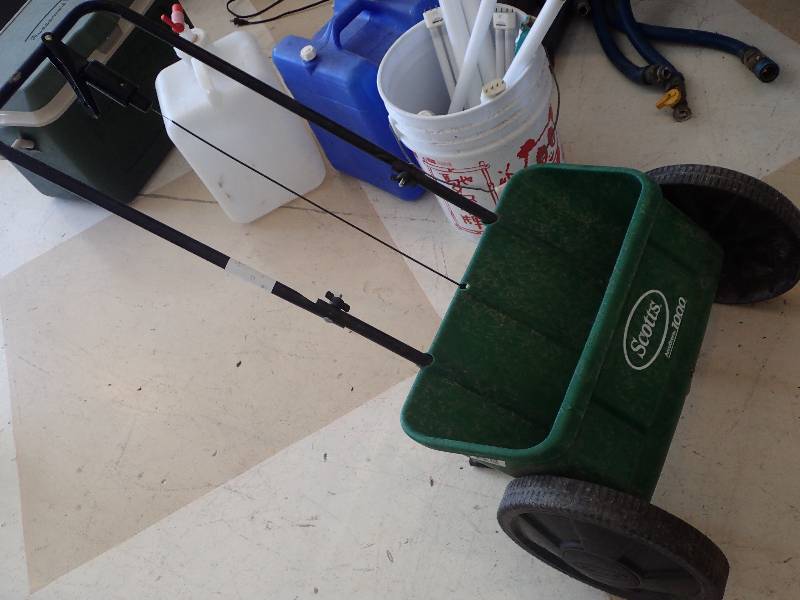 lot 1676 image: Scotts AACCU 1000 Green Lawn Seed Spreader