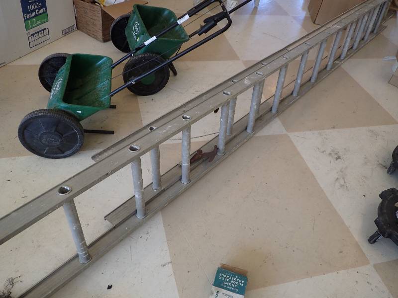 lot 1684 image: 25ft Aluminum Extension Ladder